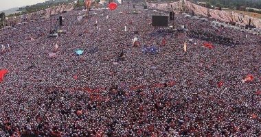 بالفيديو والصور.. عشرات الآلاف من الأتراك يتظاهرون ضد أردوغان بإسطنبول