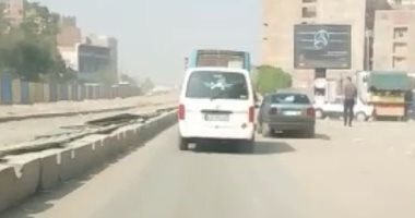بالفيديو.. قارئ يرصد سير سيارة أجرة فى طريق جسر السويس بدون لوحات 