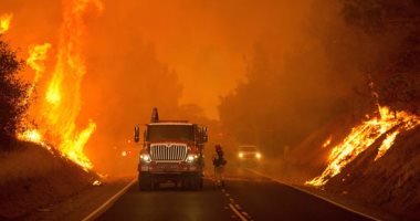 رجال الإطفاء يكافحون حرائق غابات واسعة النطاق فى كاليفورنيا