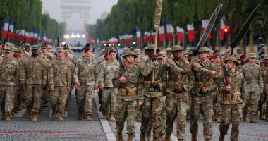 بالصور.. بروفات عرض عسكرى فى فرنسا للاحتفال باقتحام سجن الـ"باستيل"