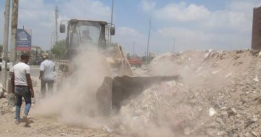 رفع 850 طن مخلفات بناء وقمامة من على جوانب طريق المنصورة الدائرى 