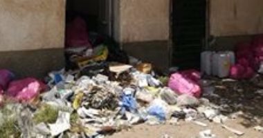 بالصور.. قارئ يرصد انتشار القمامة داخل مستشفى نقادة العام فى قنا