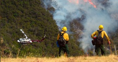 بالصور.. السيطرة على 5800 فدان من الحرائق بغابات كاليفورنيا 