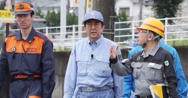 رئيس وزراء اليابان يزور منطقة دمرتها السيول ويعد بمساعدة الضحايا 