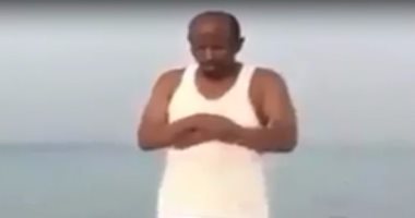 بالفيديو..رجل يصلى بالبحر يثير رواد مواقع التواصل الاجتماعى
