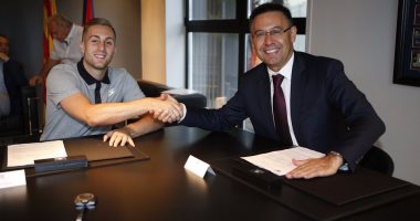 رسميًا.. دولوفيو يوقع على عقد مع برشلونة لمدة موسمين 