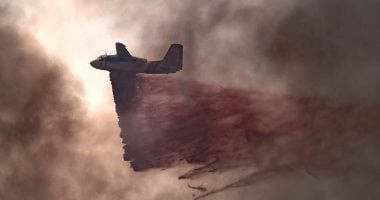 بالصور.. رجال الإطفاء فى ولاية كاليفورنيا الأمريكية تكافح النيران بالطائرات