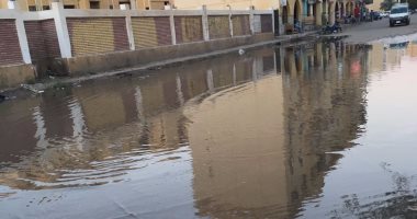 مياه الصرف الصحى تغرق شوارع مدينة ناصر فى أسوان والأهالى يستغيثون بالمحافظ