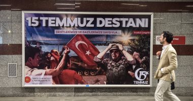  بالصور.. أردوغان يهين الجيش التركى بملصقات مسيئة للجنود فى شوارع تركيا