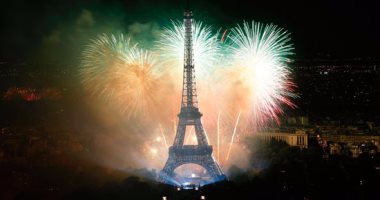 بالصور.. برج إيفل يتزين بالألعاب النارية مع انطلاق احتفالات العيد الوطنى لفرنسا