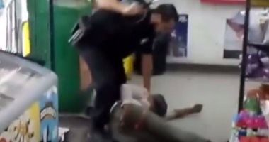 بالفيديو .. ضابط شرطة أمريكى يعتدى بوحشية على سيدة بلا مأوى بأحد المتاجر