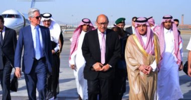 بالصور.. وزير الخارجية الفرنسية يصل مدينة جدة السعودية