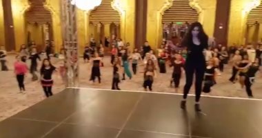 بالفيديو.. دينا تدرب راقصات أجنبيات على الرقص الشرقى بأحد الفنادق