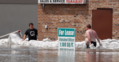بالصور.. أثار الفيضان فى ولاية إيلينوى الأمريكية
