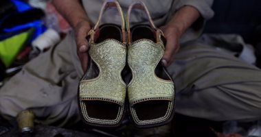 القبض على صاحب مصنع لتصنيعه أحذية مجهولة المصدر بمنطقة السلام