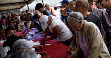 بالصور.. بدء التصويت فى استفتاء المعارضة الفنزويلية ضد مادورو