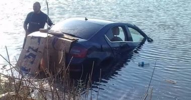 سقوط سيارة من أعلى كوبرى الصفارة ببحيرة المنزلة فى دمياط