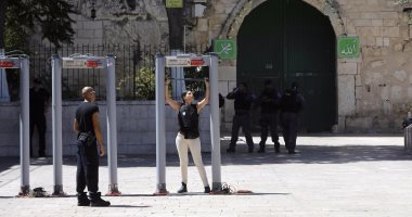 بالصور.. ضباط إسرائيليون يقتحمون "الأقصى".. وبوابات إلكترونية عند باب الأسباط 
