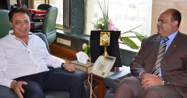 بالصور.. محافظ مطروح يستقبل وزير الصحة بمكتبه قبل تفقد المستشفى العام