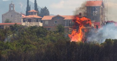 بالصور.. رجال الإطفاء تكافح حرائق الغابات فى جزيرة لوستيكا بالجبل الأسود