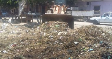 بالصور .. رفع القمامة والمخلفات فى حملة نظافة بقرى شرق النيل بالمنيا