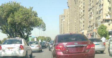 قارئ يرصد سيارة بدون لوحات معدنية أمام عمارات العبور بطريق صلاح سالم
