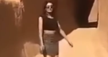 بالفيديو .. سلطات السعودية تحقق فى فيديو لفتاة ترتدى ملابس تكشف جسدها