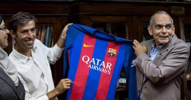 وفد إسبانى يهدى الأهلى قميص برشلونة بتوقيع نيمار