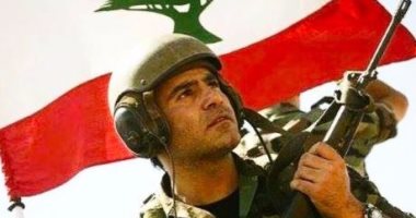 عاصى الحلانى بزى الجيش اللبنانى معلقا :"يالى الشرف عنوانك والتضحية ميدانك"