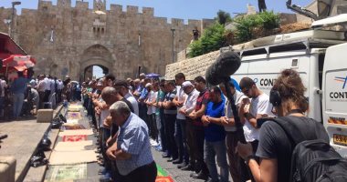 بالصور.. الفلسطينيون يؤدون صلاة الظهر أمام أبواب المسجد الأقصى لليوم الرابع