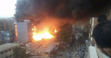 مواطن يشارك "اليوم السابع" بصور حريق السوق التجارى فى أسوان