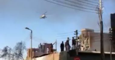 طائرات هليكوبتر تشارك فى إطفاء حريق السوق التجارى بإدفو  فى أسوان