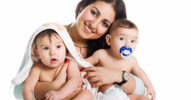 لو عندك توأم..5 حاجات لازم تاخدى بالك منها أهمها "الرضاعة والدلع"
