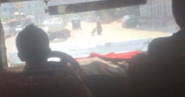 قارئ يرصد طفلا يقود ميكروباص بشارع العشرين فى فيصل