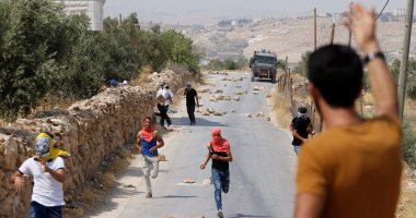 بالصور.. تجدد الاشتباكات بين فلسطينيين وقوات الاحتلال أمام "الأقصى"