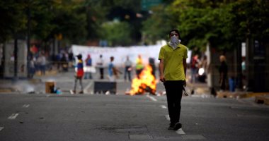 بالصور.. تجدد الاشتباكات بين الشرطة الفنزويلية ومتظاهرين ضد حكومة مادورو