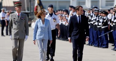بالصور.. الرئيس الفرنسى إيمانويل ماكرون يزور إحدى القواعد الجوية باستريز