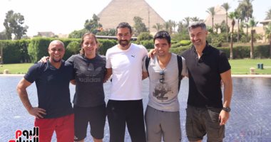 كارلوس ينشر صورة مع نجوم كرة القدم أمام الأهرامات.. ويؤكد: نحن الآن فى مصر