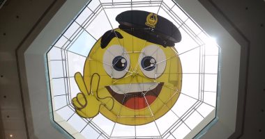 تليجراف: شرطة دبى تضع إيموجى "الابتسامة" على سقف المركز لنشر السعادة