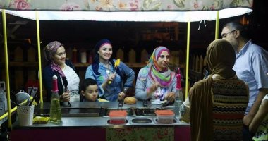 بالصور.. يا حلاوة الأيد الشغالة.. فتاتان من دمياط يقدمان الكبدة والشاورما على عربة برأس البر .. منار ومايا: نعمل فى وظائفنا ونقف على العربة دون خجل.. نعد الطعام فى المنزل.. والزبائن متقبلون الفكرة ونتمنى الدعم