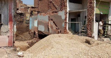 بالصور.. رئيس مدينة الباجور: إزالة مبنى مائل بالمدينة بعد إخلاء السكان