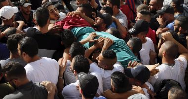 بالصور.. مئات المتظاهرين يشيعون جثمان شهيد فلسطينى بالقدس القديمة