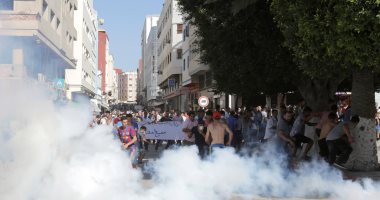 بالصور.. الشرطة تطلق الغاز المسيل للدموع لتفريق محتجين شمال المغرب