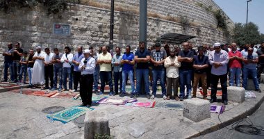 فلسطينيون يدخلون المسجد الأقصى لأداء صلاة العصر بعد فتح باب حطة