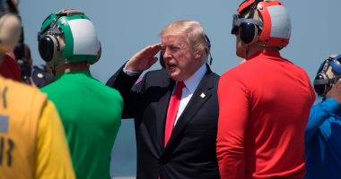 بالصور.. ترامب يلقى كلمة للجنود من على حاملة الطائرات "يو إس إس"