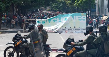 بالصور.. اشتباكات عنيفة مع الشرطة الفنزويلية خلال مسيرة لدعم المعارضة