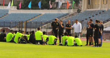 بالصور.. رئيس "النصر السعودى" يدعم لاعبيه قبل مواجهة العهد اللبنانى