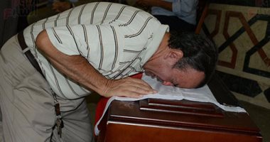 بالفيديو والصور.. والد عمرو سمير يبكى فى أحضان مدحت صالح بمسجد الشرطة بأكتوبر