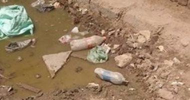 بالصور.. مياه الصرف تغرق شارع الأمل بمركز مطاى فى المنيا