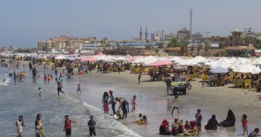 بالصور.. المصطافون يستمتعون بمياه شاطئ بورسعيد هربا من حر الصيف